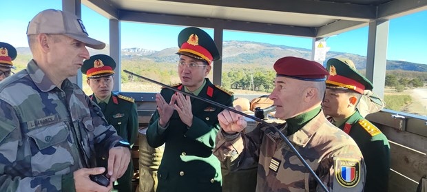 Colonel Pham Manh Thang, Director of the Vietnam Department of Peacekeeping Operations (VDPO), talks to French army officers. (Photo: VDPO)