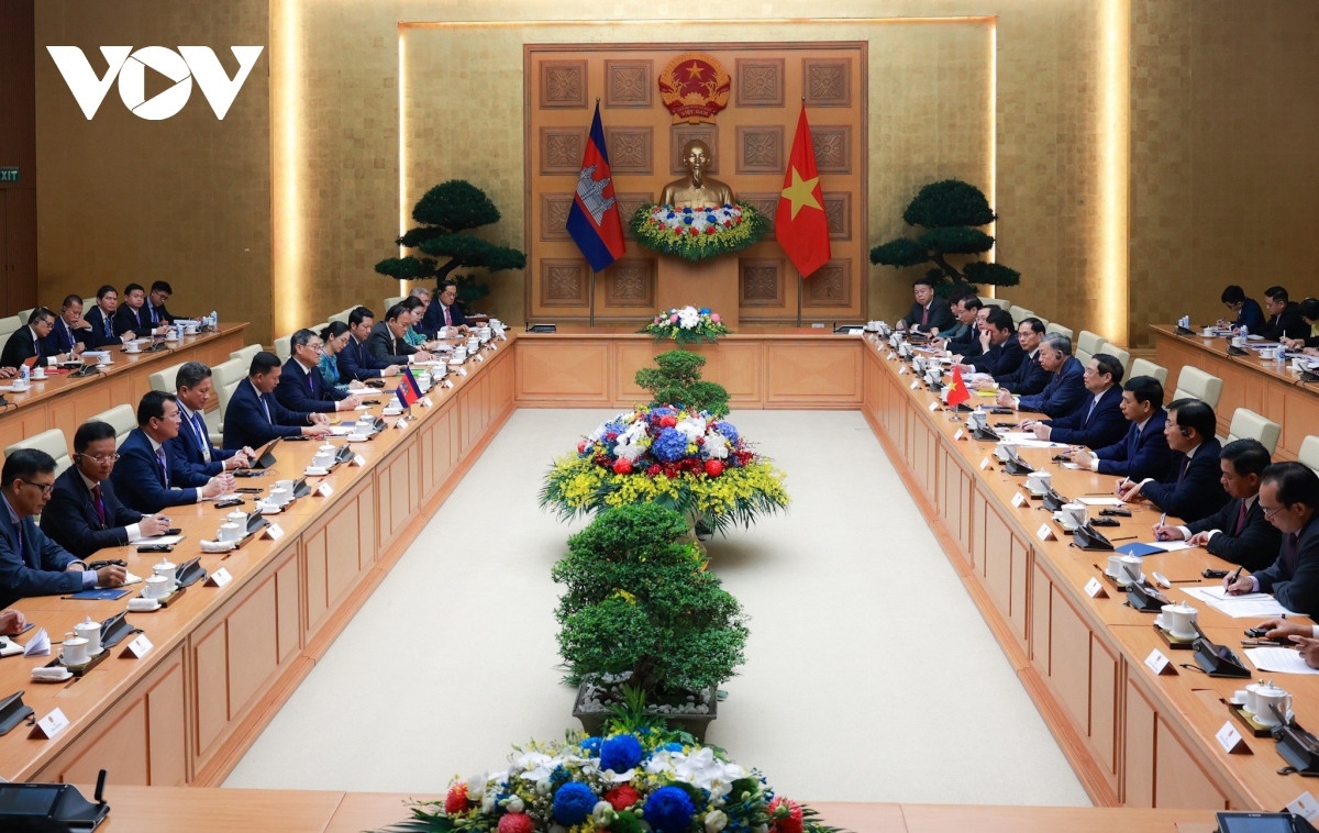 The two PMs discuss numerous measures to enhance all-round cooperation between Vietnam and Cambodia