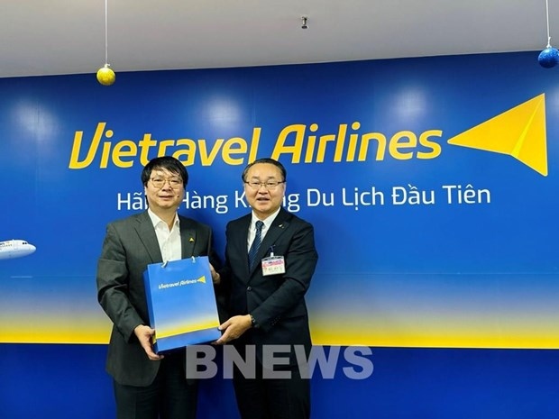 General Director of Vietravel Airlines Nguyen Minh Hai (left) and a representative from Japan