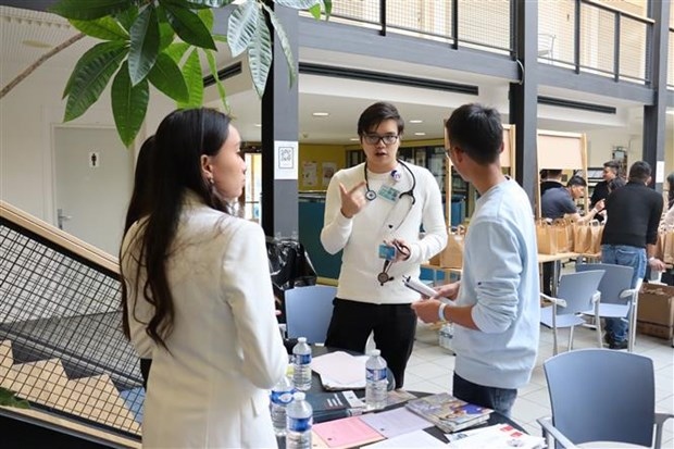 Young Vietnamese entrepreneurs at the event share their experiences with participants
