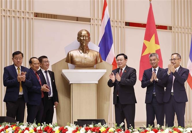 National Assembly Chairman Vuong Dinh Hue (third from right) presents a President Ho Chi Minh bust to the Association of Vietnamese People in Thailand (Photo: VNA)