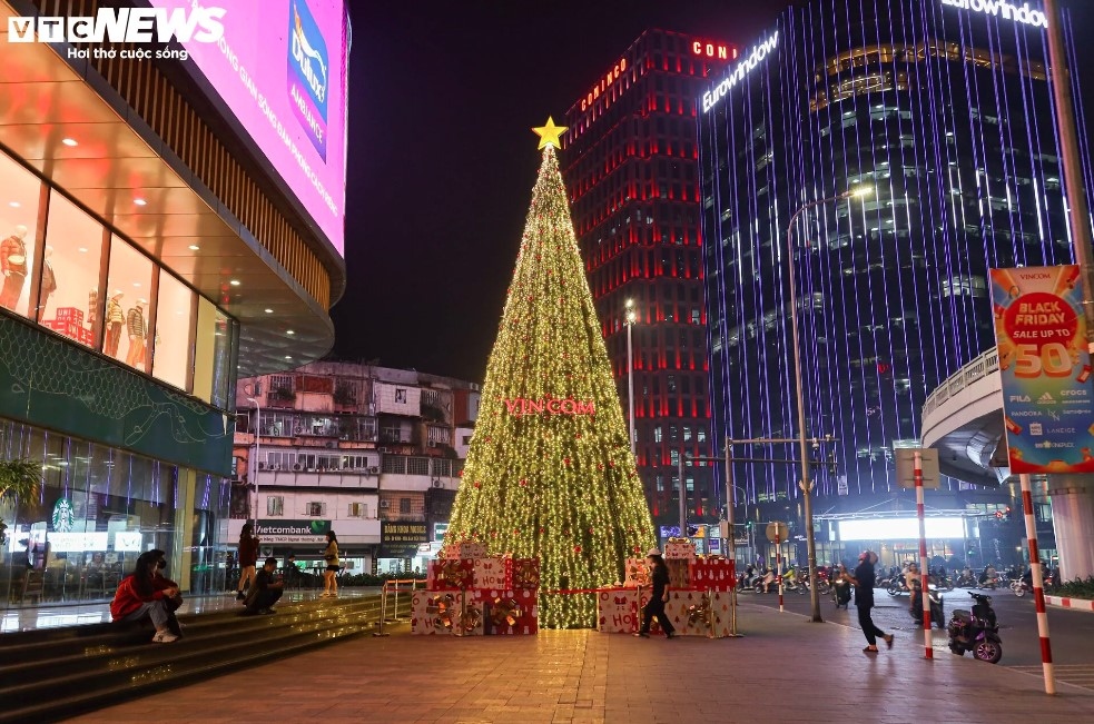 In several shopping centres and churches in the capital, a range of colourful lights and giant Christmas trees are beautifully decorated in an effort to capture the attention of visitors.