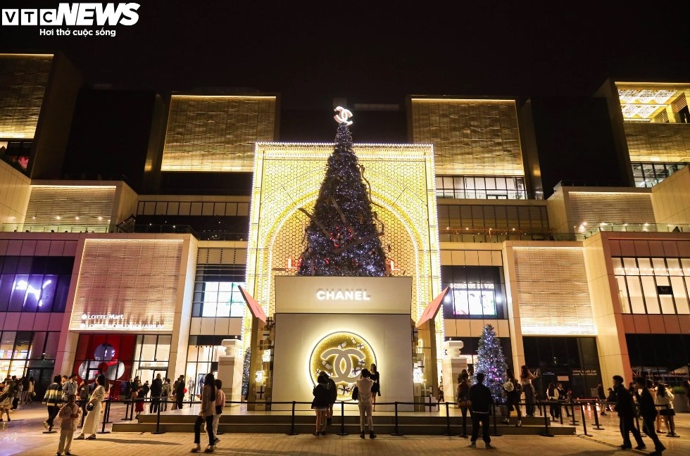 An impressive giant gift box featuring a Christmas tree in front of Lotte Mall Lac Long Quan commercial centre has become an ideal check-in spot for young people.