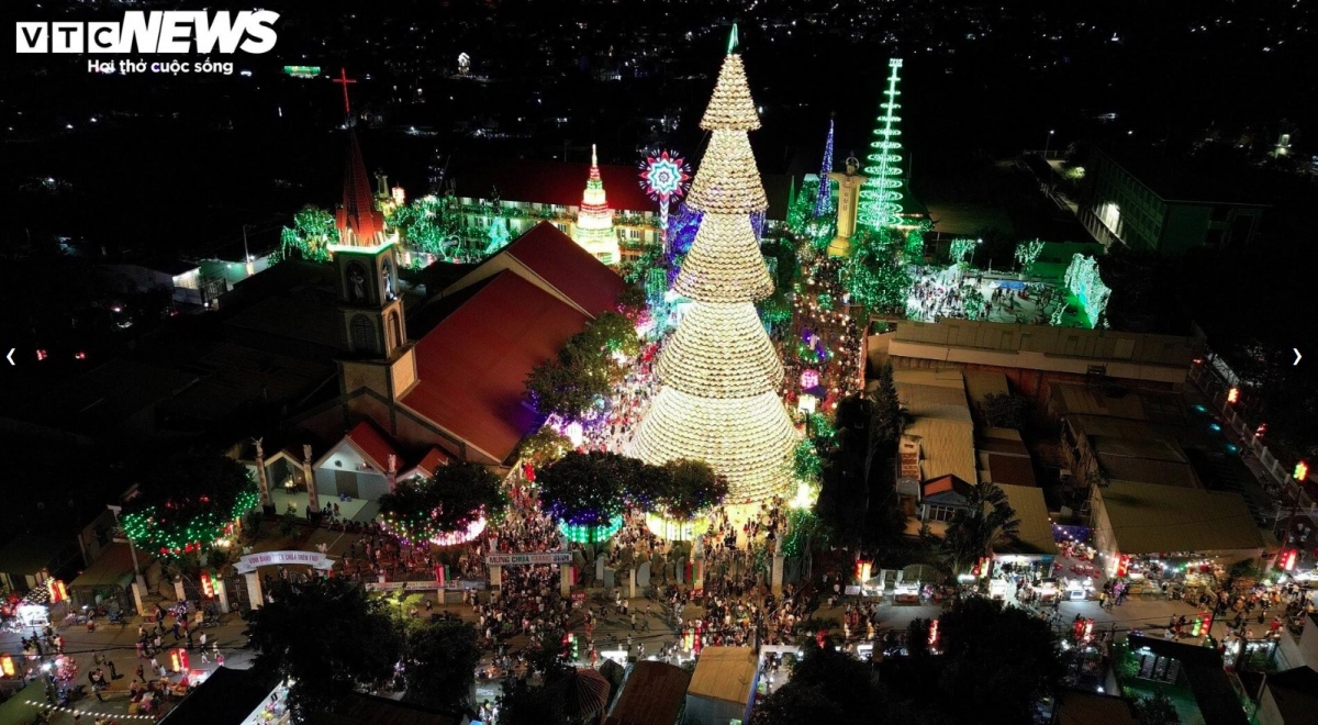 This marks the sixth year that the church has made such a unique Christmas tree, which stands at 10 metres higher than the one last year.
