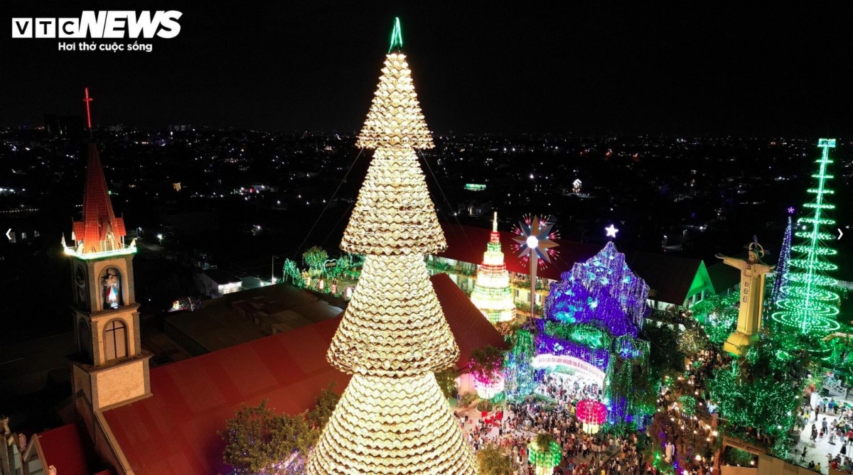 The giant tree brings a festive atmosphere to locals and tourists as Christmas Eve draws very near.