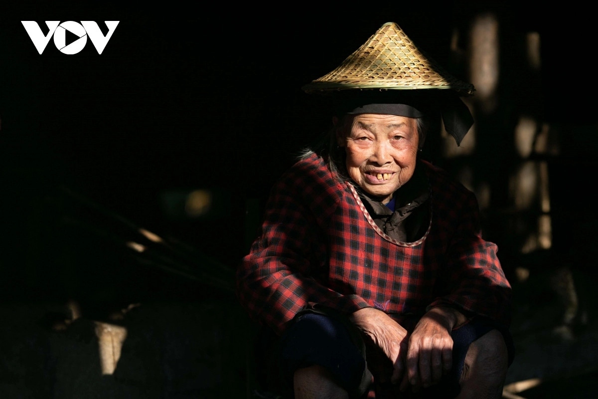 Though many young people do not learn about conical hat making from their predecessors, artisans earnestly want to preserve the traditional craft as part of their life.