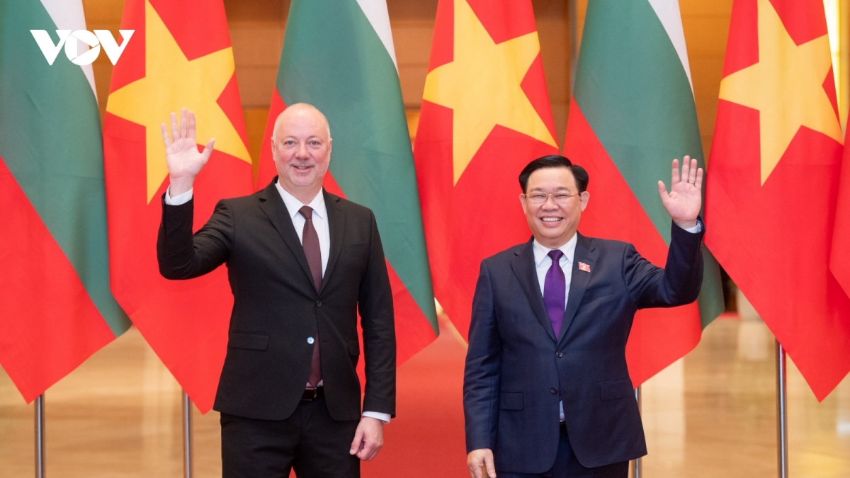 Vietnamese National Assembly Chairman Vuong Dinh Hue (R) and his Bulgarian counterpart Rosen Dimitrov Jeliazkov