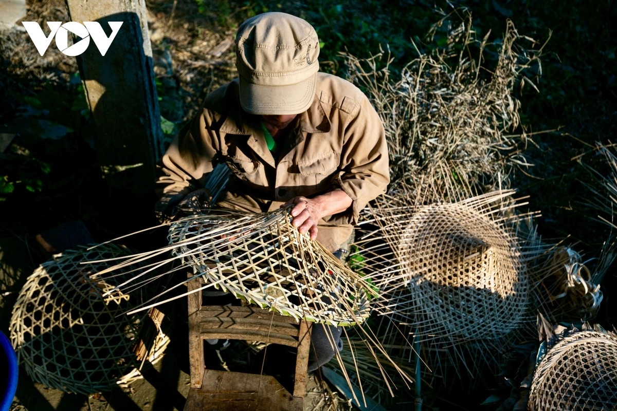 Their conical hats are completely different from other regions in Vietnam in terms of the pattern, the material and even the way of making.