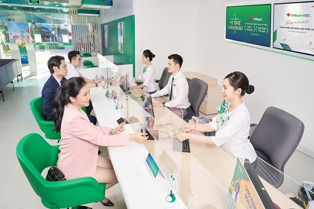 Customers make transactions at a bank in Hanoi. (Photo: vietnambiz.vn)