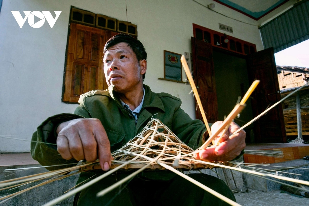 After being split, the bamboo slats are woven into the frame that has two layers - outer and inner.