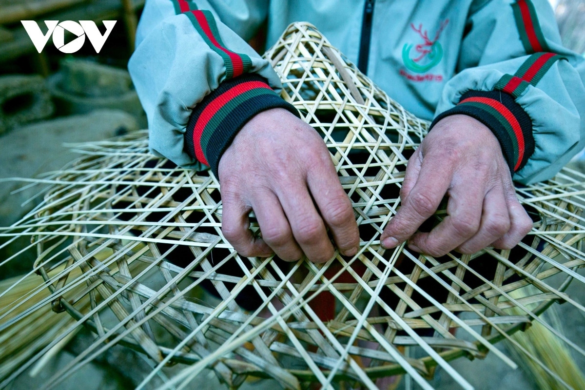 The outer frame layer is woven very carefully and meticulously by the craftsman, as it determines the aesthetics of the finished product.