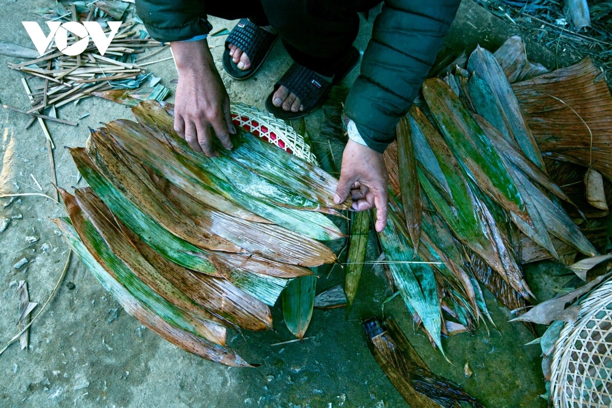 Bamboo leaves, after being picked up, are tied into small bundles and placed in the kitchen to dry naturally until the leaves turn brown and have a certain toughness. Large, long bamboo leaves are used as the middle layer of the hat.
