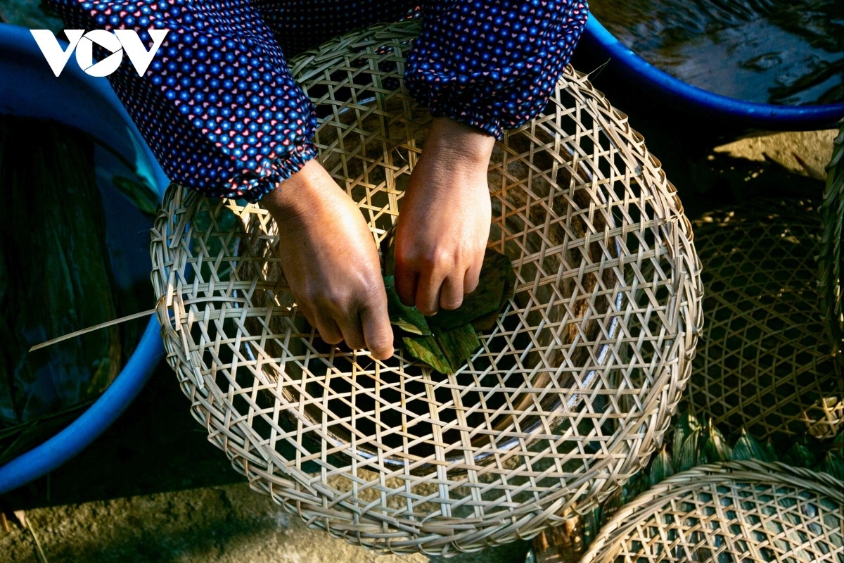 Thanks to this middle layer of the bamboo leaves, the hat better protects the wearer from rain and sun.