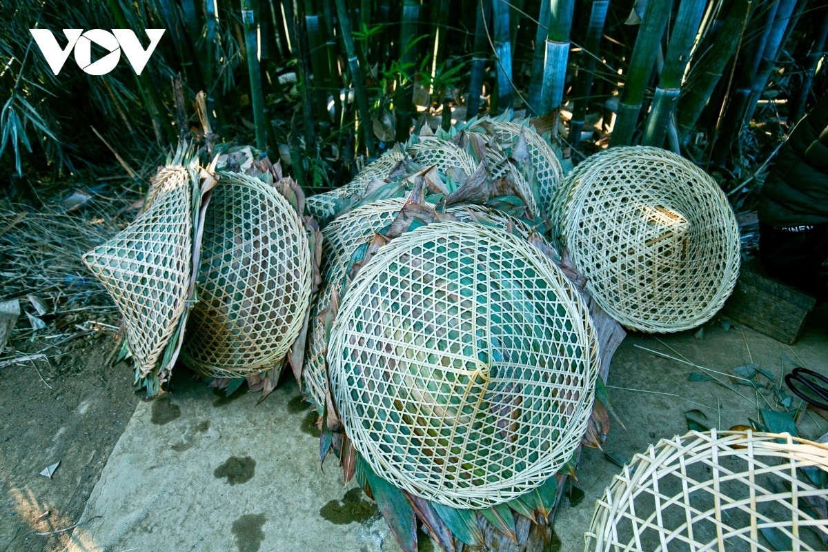 After putting in the bamboo leaves, the worker will press this middle layer tightly and then fix the second layer of frame to make the hat thicker and stronger. The hats will then be dried in the kitchen to help prevent termites, have long durability, and resist sunbeams and rain drops.