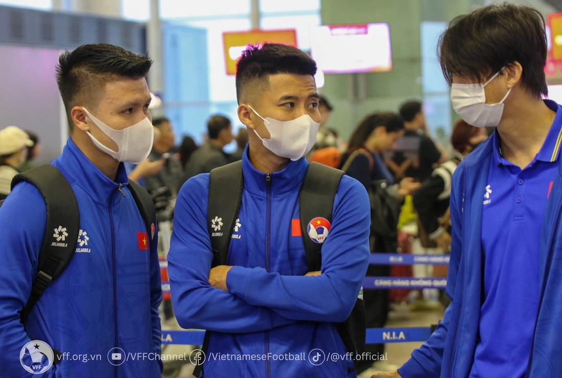 Quang Hai (L) and other players of the national team at Noi Bai International Airport on January 5 morning. (Photo: VFF)