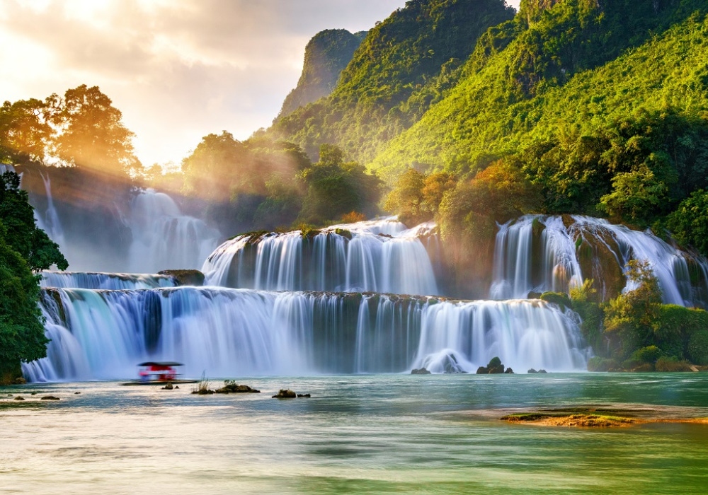 Ban Gioc Waterfall in the northeastern province of Cao Bang is among the Top 9 beautiful yet lesser-known places around Vietnam. (Photo courtesy of Ritz Herald)