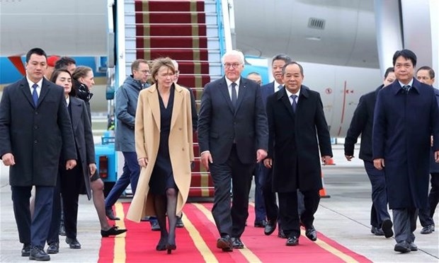 German President Frank-Walter Steinmeier and his wife touch down at Noi Bai International Airport (Photo: VNA)