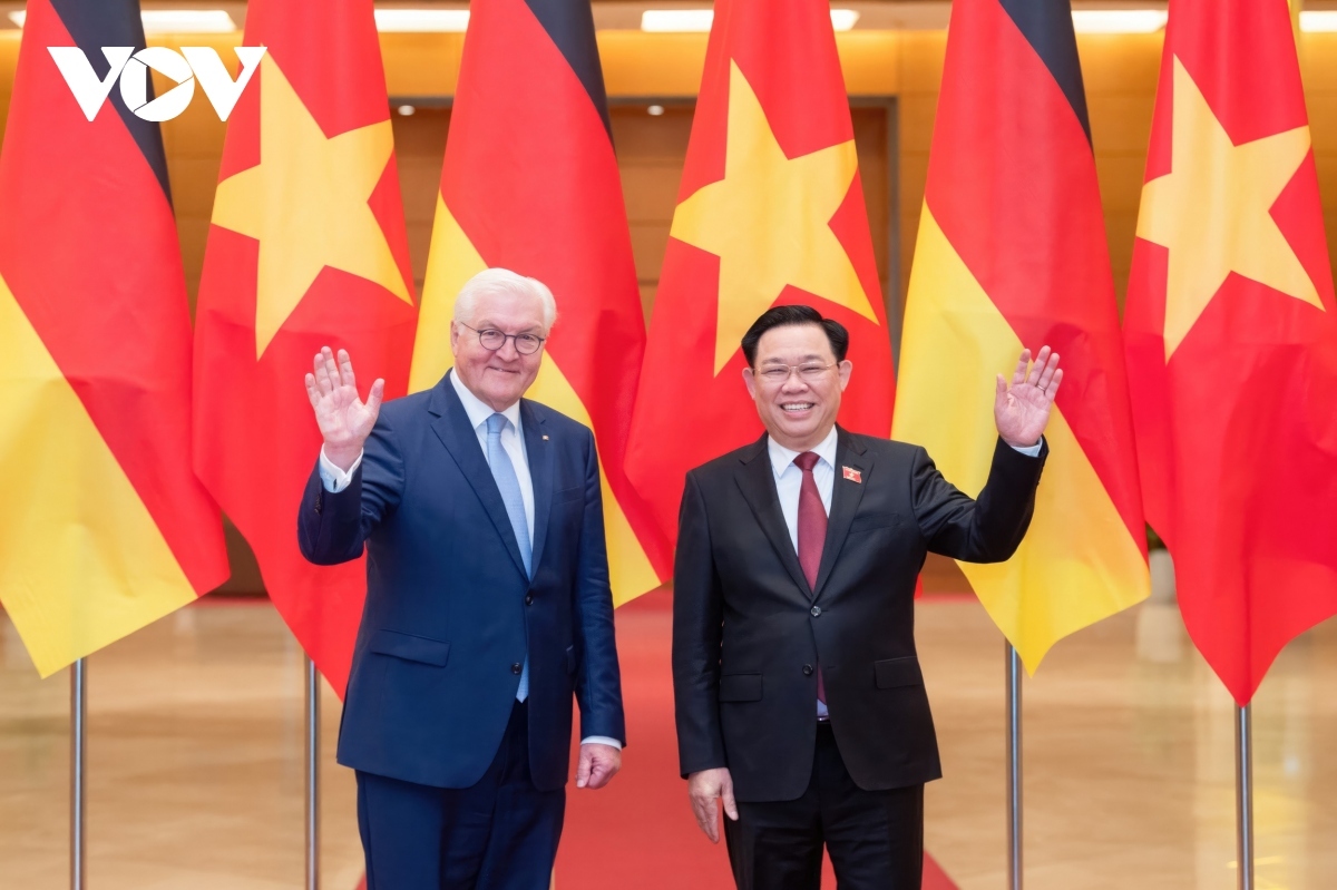 NA Chairman Vuong Dinh Hue (R) and German President Frank-Walter Steinmeier