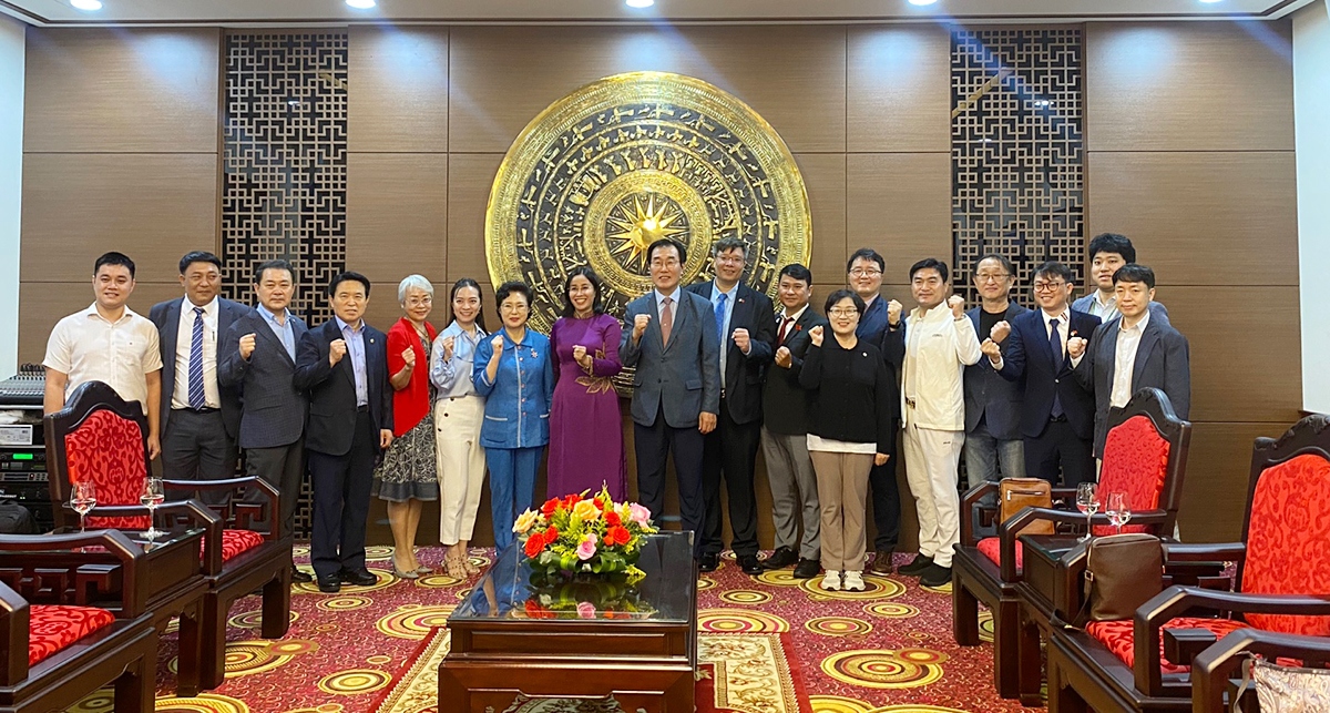 Leaders of Da Nang City, the Vietnam-Korea Businessmen and Investment Association and the Special Autonomous Province of Gangwon of the Republic of Korea pose for a group photo at the meeting