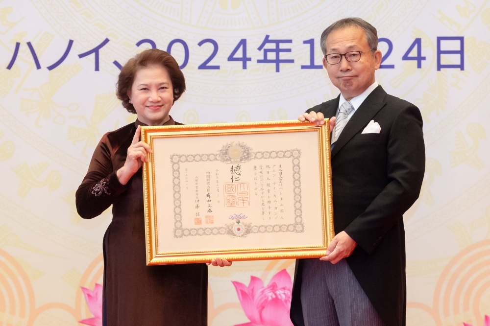 Japanese Ambassador to Vietnam Yamada Takio (R) presents the Order of the Rising Sun, first-class Grand Cross, to former NA Chairwoman Nguyen Thi Kim Ngan.