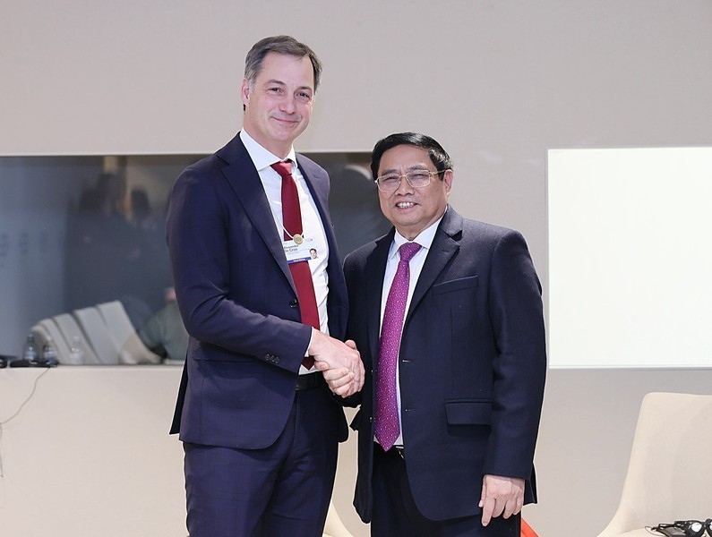 Vietnamese Prime Minister Pham Minh Chinh (R) shaking hands with his Belgian counterpart Alexander De Croo ahead of their meeting on the sidelilnes of the 54th annual meeting of the World Economic Forum 2024 in Davos, Switzerland. (Photo: VNA)