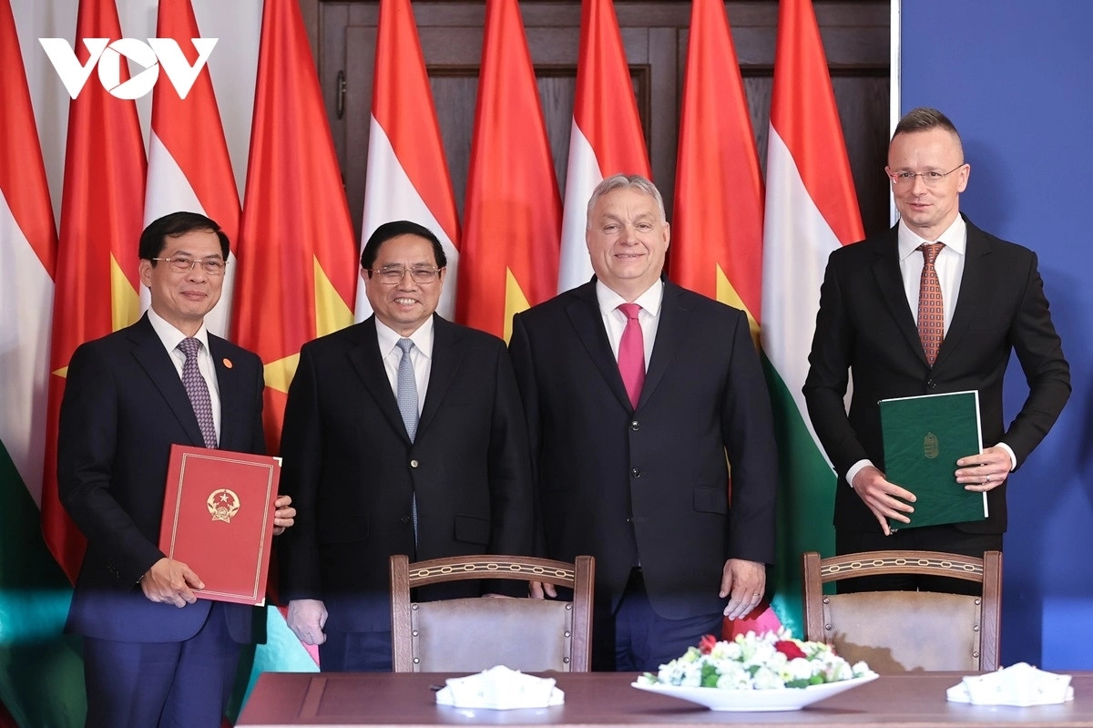 Vietnamese Prime Minister Pham Minh Chinh (second from lrft) and Hungarian Prime Minister Viktor Orban witness the signing of three cooperation documents between Vietnam and Hungary in Budapest on January 18.