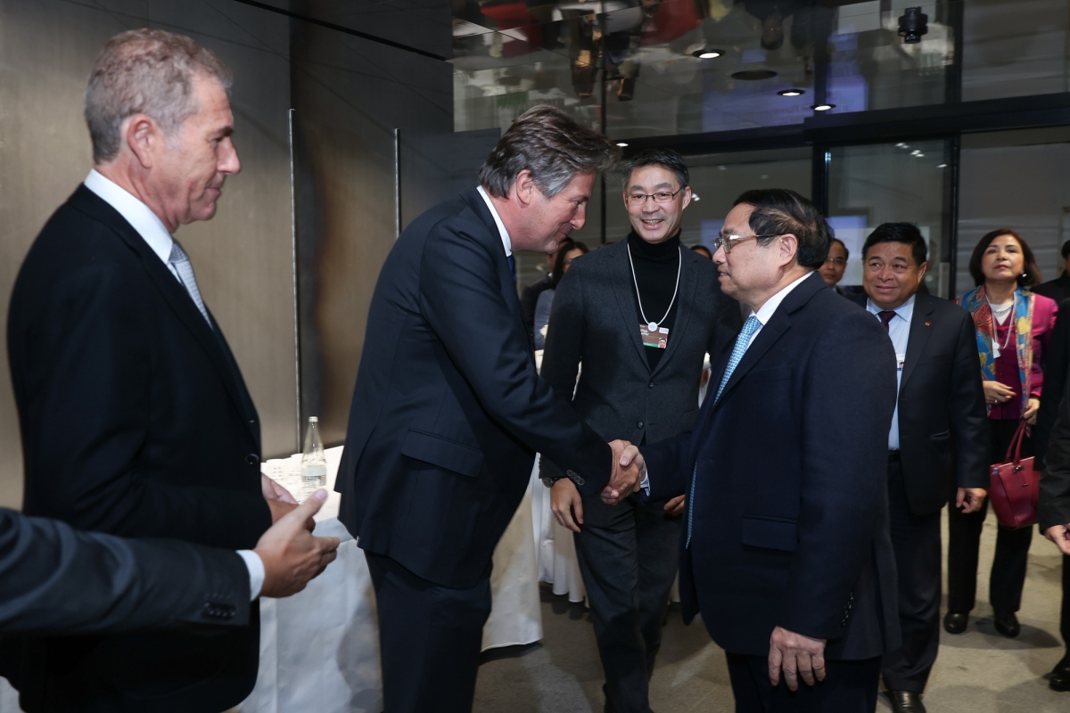 Vietnamese Prime Minister Pham Minh Chinh shaking hands with leaders of global corporations and businesses that are members of the Young Presidents’ Organization. (Photo: VGP)