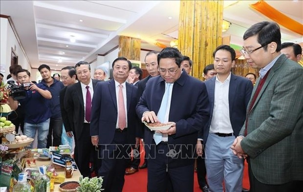 Prime Minister Pham Minh Chinh examines agricultural products on display at the conference