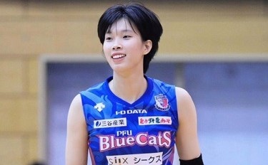 Volleyball player Thanh Thuy voted as favourite athlete of Victory Cup. (Photo courtesy of PFU Blue Cats)
