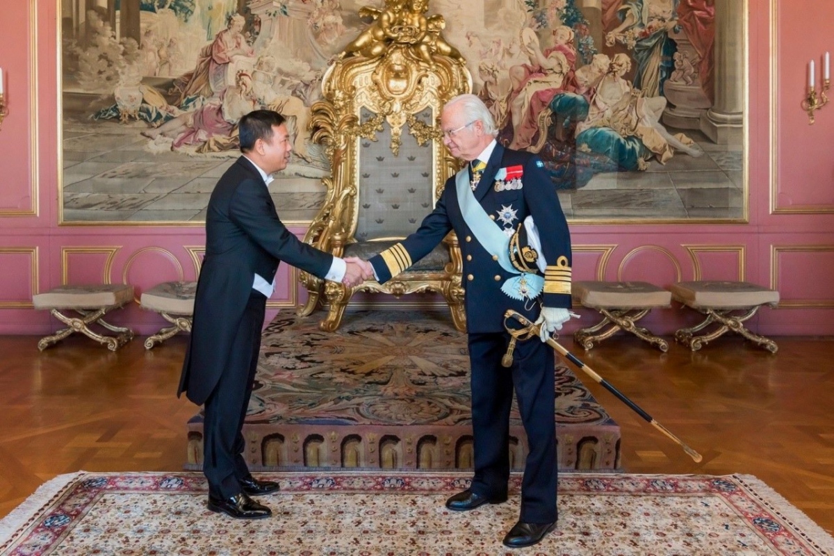 Vietnamese Ambassador Tran Van Tuan presents his credentials to the King of Sweden in September 2023 (Image source: The Vietnamese Embassy in Sweden)​