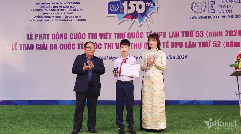 Dao Khuong Duy, a sixth grader in Ben Tre province wins third prize of the 52nd International Letter-Writing Competition. (Photo: Vietnamnet)