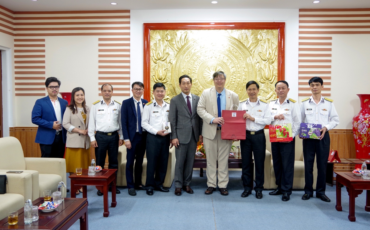 The VKBIA delegation presents gifts to representatives of the Naval Region 3 Command in Da Nang City in the lead-up to the lunar New Year (Tet) festival. (Photo: VKBIA)