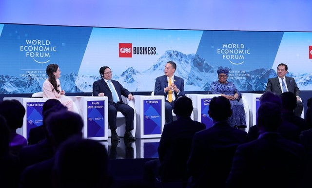 Vietnamese Prime Minister Pham Minh Chinh (second from left) and other speakers share lessons drawn from ASEAN's development experience in a precarious geo-economic environment during a panel discussion in Davos on January 17 as part of the 54th annual meeting of the World Economic Forum.