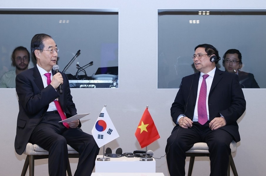 Vietnamese Prime Minister Pham Minh Chinh (R) and RoK Prime Minister Han Duck-soo meet in Davos, Switzerland, on January 16 on the sidelines of the World Economic Forum meeting 2024. (Photo: VNA)