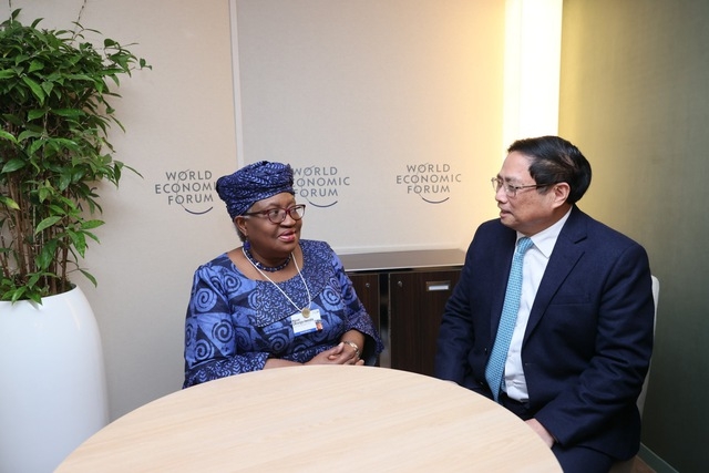 Vietnamese Prime Minister Pham Minh Chinh (R) and WTO Director General Okonjo-Iweala during their meeting in Davos, Switzerland, on January 17 on the sidelines of the 54th annual meeting of the World Economic Forum.