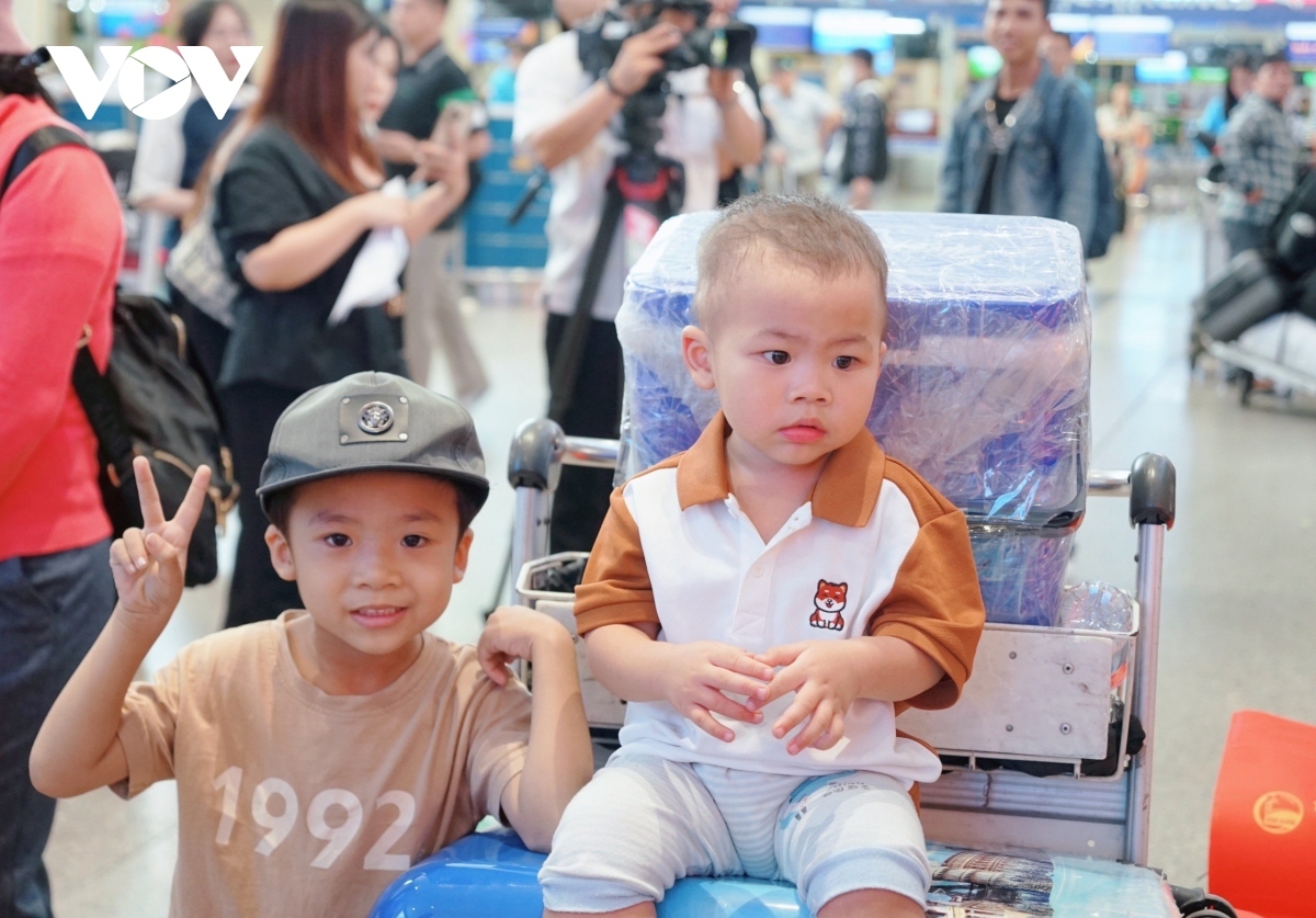 “Our income has been seriously affected by the COVID-19 pandemic, and we have not been able to return home for Tet for several years. I am so happy to get a free return ticket home,” says a worker at the airport.