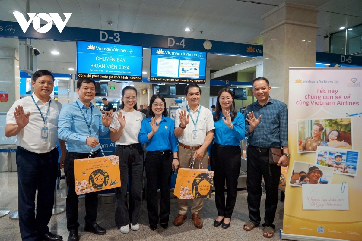 Labour unions offer Tet gifts to workers, expecting the workers will have a joyful holiday before they return to work.