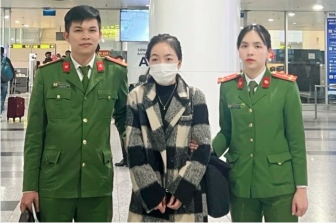 The suspect is arrested at Noi Bai International Airport by police of Quang Trach district (Photo: Dantri)