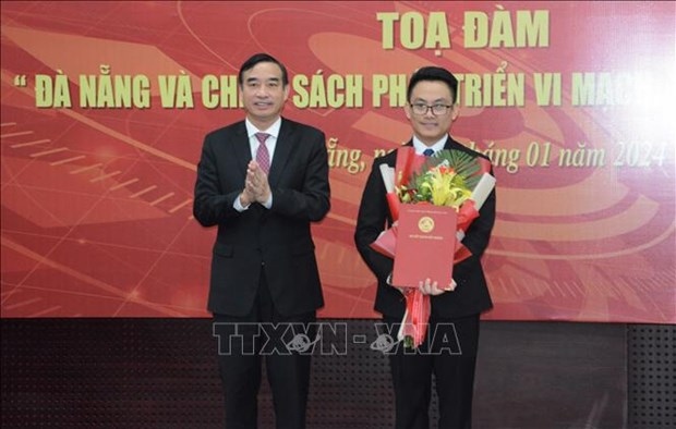 Chairman of the municipal People’s Committee Le Trung Chinh (L) at the ceremony announcing the establishment of the DSAC