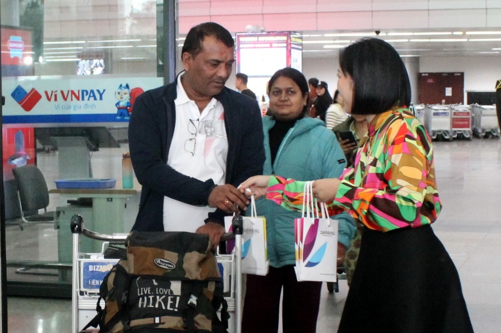 Special gifts for first visitors to Vietnam on the first days of 2024