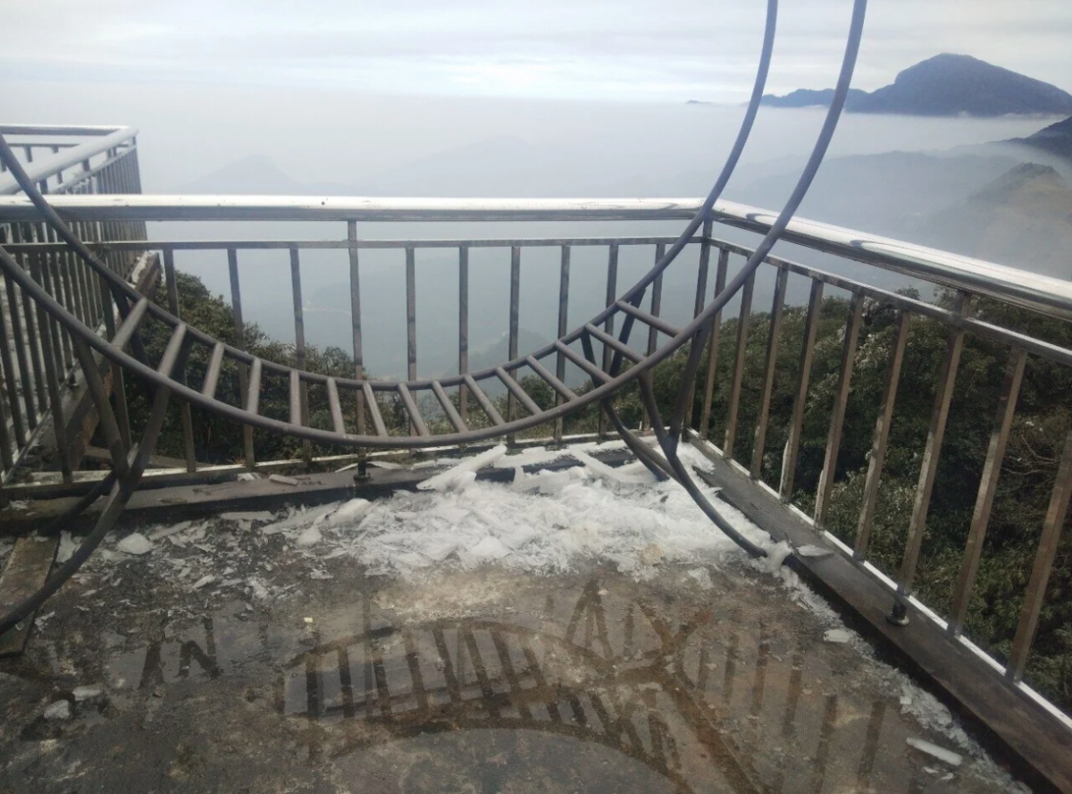 Frost begins to melt on the afternoon of January 25 as temperatures fall to between one and two degrees Celsius.