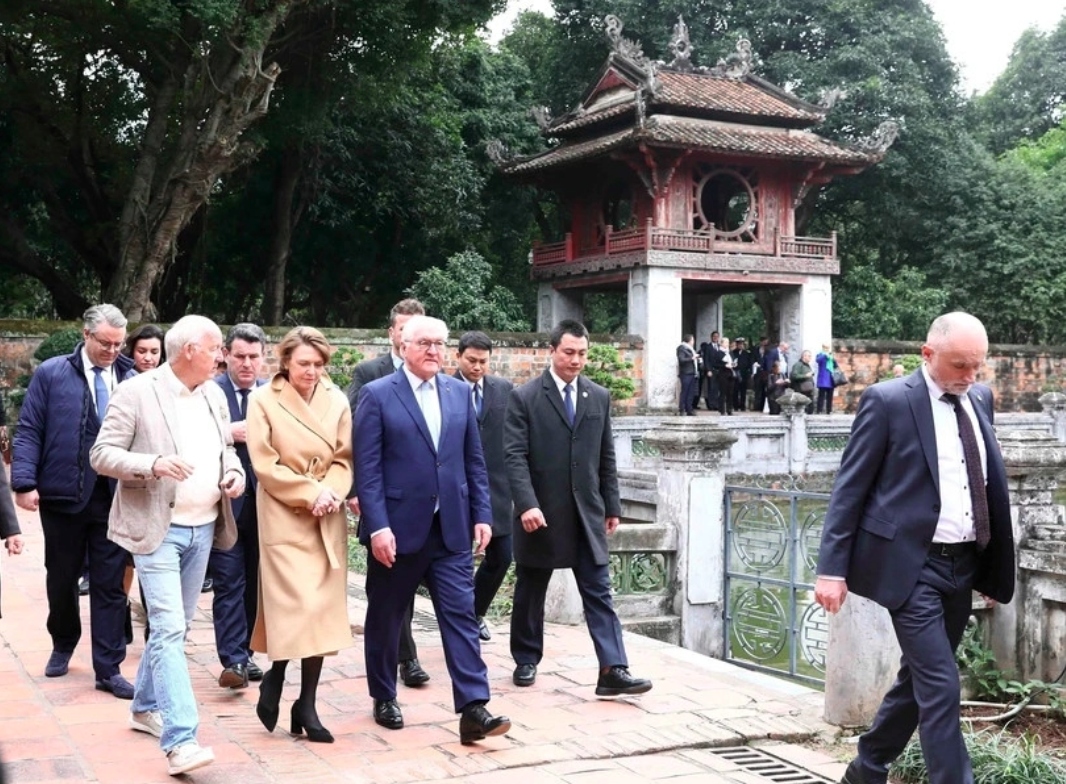 German President Frank-Walter Steinmeier and his wife arrived on the morning of January 23 in Hanoi, to mark the start of their two-day state visit to the nation at the invitation of President Vo Van Thuong and his wife.