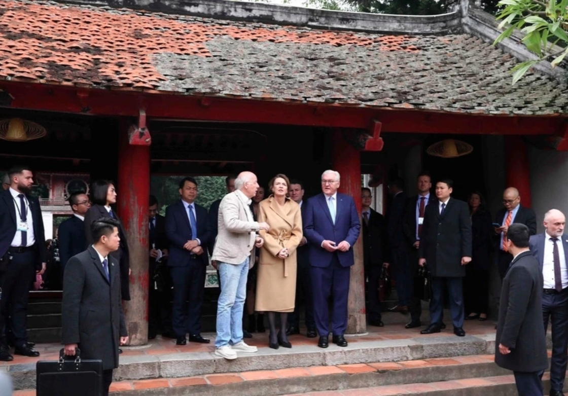The high-ranking German delegation are given a brief introduction on the history of the Temple of Literature.