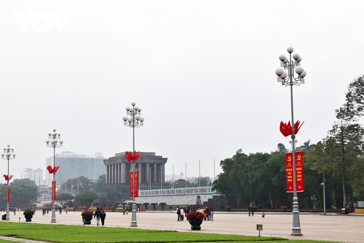 These days many streets in the capital have put up national flags, flower decorative items, and posters in celebration of the Lunar New Year holiday (Tet) and the 94th founding anniversary of the Communist Party of Vietnam.