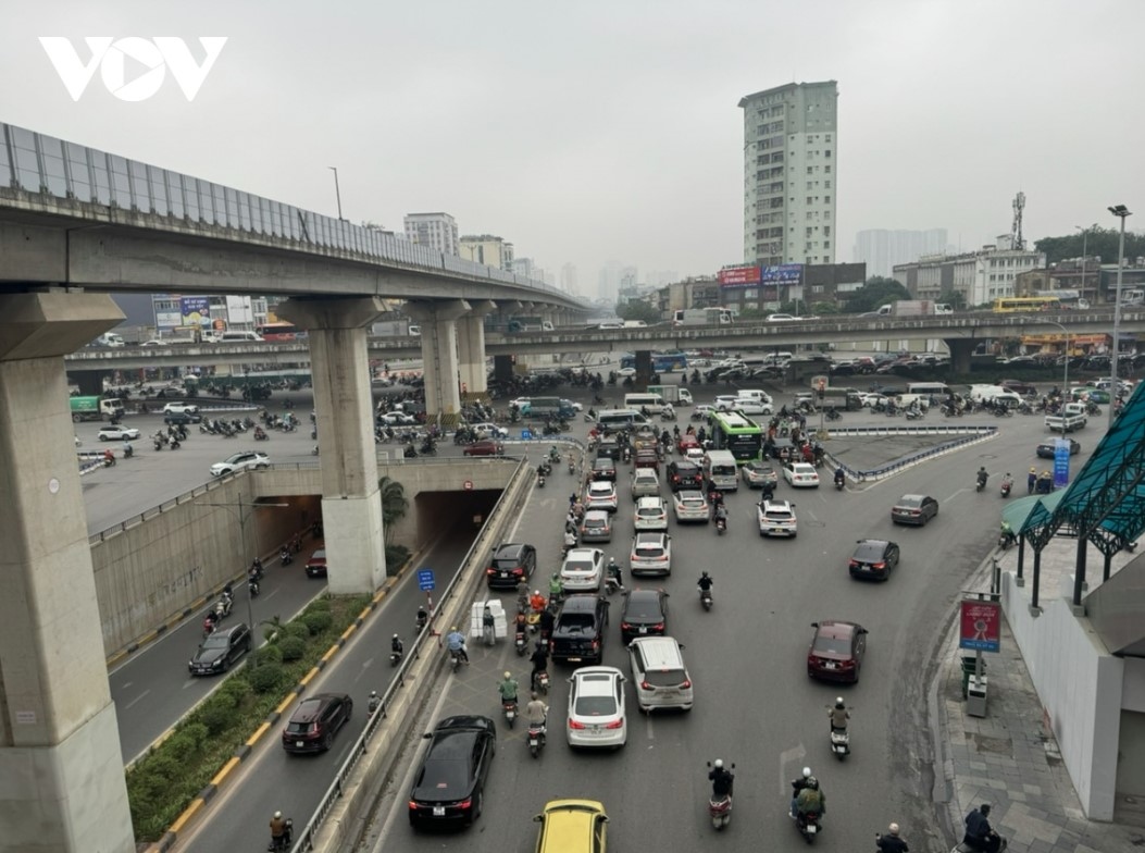 The Nguyen Xien-Nguyen Trai intersection is slightly crowded, with vehicles moving at a slow pace.