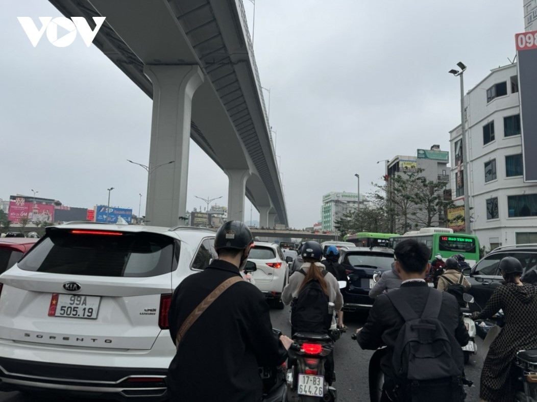 Compared to normal days, the traffic moving towards the capital’s gateway is heavy, although there are no signs of severe congestion.