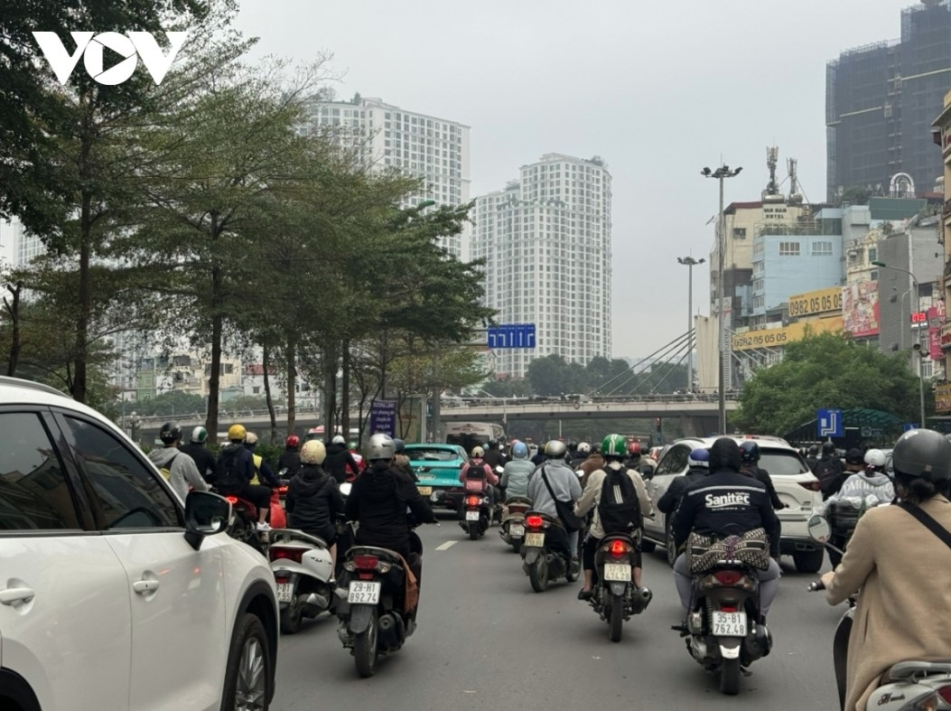 Slow traffic flow hits Nga Tu So street in Thanh Xuan district.
