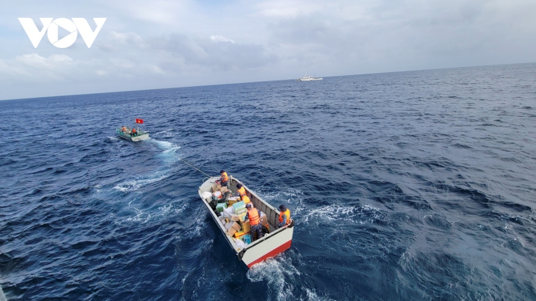 A naval ship from High Command of Naval Zone 4 and reporters have visited Song Tu Tay island, bringing with them plenty of Tet gifts from the mainland.