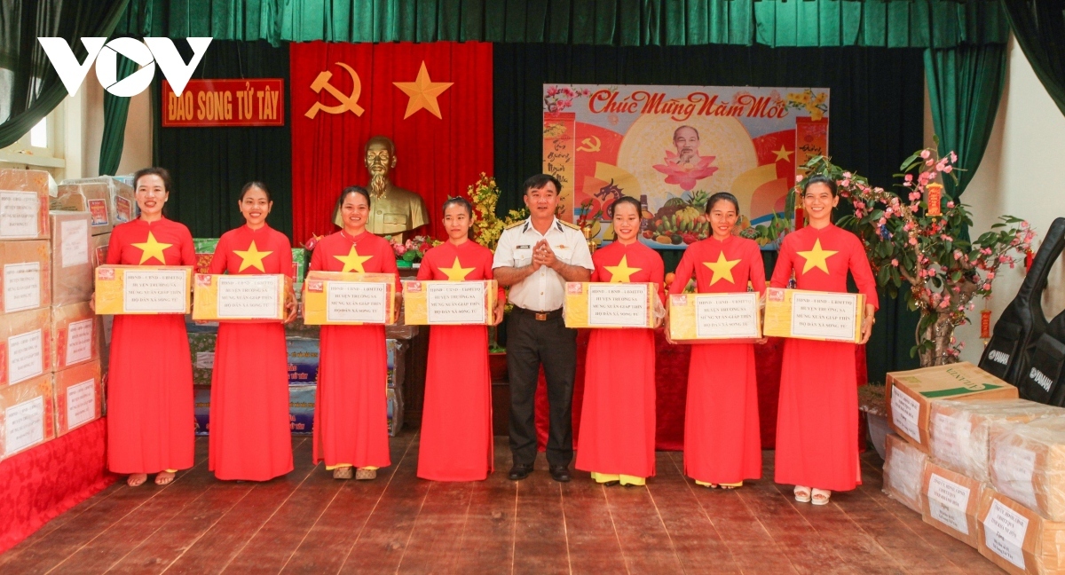 Unlike their compatriots on the mainland, soldiers garrisoned on the island celebrate the Tet holiday early, because their sacred task is to firmly defend the country’s sea and islands in any circumstances.