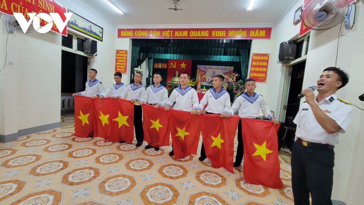 Art performances put on by soldiers bring a festive Tet atmosphere to the island.